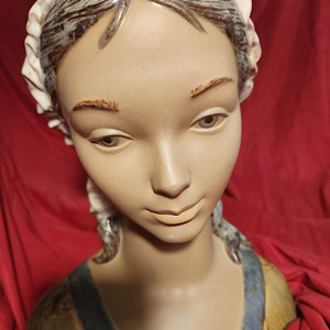 Lladro “Vigen Nina” Little Girl Porcelain Bust by Fulgencio Garcia #12024